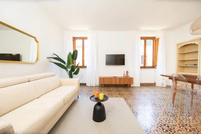 Singer House in Center Town – Photos 11